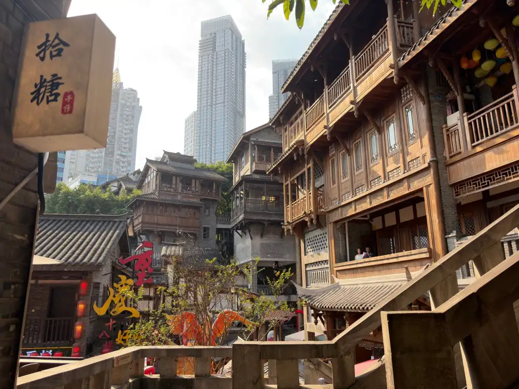 本地生鲜电商平台运营对比分析：自营模式与社区拼团模式的服务能力差异